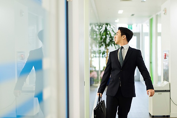 포토 JPG 응시 남자 화분 서류가방 실내 한명 들기 사람 정장 상반신 성인 앞모습 30대 사무실 사무용품 한국인 직장인 비즈니스맨 복도 퇴근 눈치 성인남자한명만 칼퇴근 육아대디 국내포토 직업 1 시선 옷 뷰포인트 가방 비즈니스 모션 문구용품 동양인 내부 장년 아빠 출퇴근 남자한명만 성인남자만 파일형식
