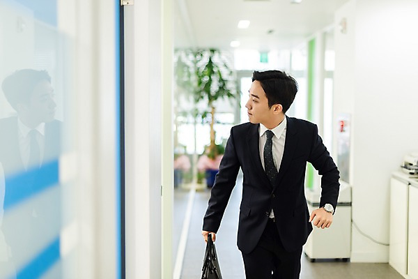 포토 JPG 남자 화분 서류가방 실내 한명 사람 정장 상반신 성인 앞모습 30대 사무실 사무용품 한국인 직장인 비즈니스맨 복도 퇴근 눈치 성인남자한명만 칼퇴근 육아대디 국내포토 직업 1 옷 뷰포인트 가방 비즈니스 문구용품 동양인 내부 장년 아빠 출퇴근 남자한명만 성인남자만 파일형식 잡화 가족 인종 오브젝트 남자만 성인만 관계