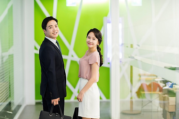 포토 JPG 응시 여자 남자 서류가방 탁자 실내 미소 사람 정장 상반신 성인 두명 옆모습 30대 사무실 한국인 직장인 뒤돌아보기 동료 즐거움 현관문 정각 퇴근 워킹맘 맞벌이 성인만 국내포토 직업 시선 옷 감정 뷰포인트 가구 가방 비즈니스 관계 모션 엄마 표정 동양인 내부 장년 문 비즈니스우먼 출퇴근 파일형식