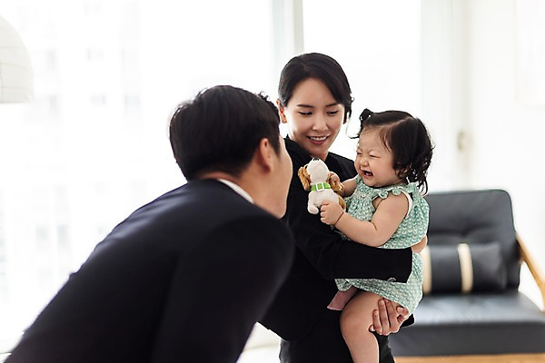 포토 JPG 응시 여자 남자 딸 인형 거실 가족 안기 엄마 전등 실내 서기 사람 정장 상반신 성인 옆모습 뒷모습 세명 30대 소파 한국인 육아 아기 인사 잡기 아빠 핵가족 출근 워킹맘 육아라이프 맞벌이 국내포토 라이프스타일 시선 옷 뷰포인트 의자 관계 모션 조명 동양인 내부 장년 예절 비즈니스우먼 출퇴근 파일형식