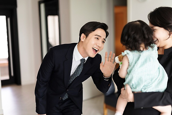 포토 JPG 응시 여자 남자 딸 인형 가족 안기 엄마 실내 서기 미소 들기 사람 정장 상반신 성인 앞모습 옆모습 뒷모습 세명 30대 손들기 문 한국인 육아 아기 인사 아빠 핵가족 출근 워킹맘 육아라이프 맞벌이 국내포토 라이프스타일 시선 옷 뷰포인트 관계 모션 표정 동양인 내부 장년 예절 비즈니스우먼 출퇴근 파일형식