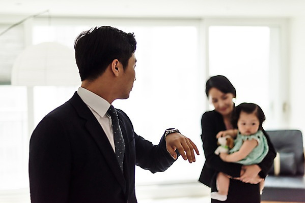 포토 JPG 응시 여자 남자 딸 인형 거실 가족 안기 엄마 전등 실내 서기 미소 사람 정장 상반신 성인 앞모습 옆모습 뒷모습 세명 30대 소파 한국인 육아 아기 잡기 뒤돌아보기 아빠 손목시계 핵가족 출근 워킹맘 육아라이프 맞벌이 국내포토 라이프스타일 시선 옷 뷰포인트 시계 의자 장신구 관계 모션 조명 표정 동양인 내부 장년 비즈니스우먼 출퇴근 파일형식