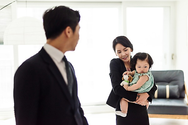 포토 JPG 응시 여자 남자 딸 인형 거실 가족 안기 엄마 전등 실내 서기 미소 사람 정장 상반신 성인 앞모습 옆모습 세명 30대 소파 한국인 육아 아기 잡기 뒤돌아보기 아빠 핵가족 출근 워킹맘 육아라이프 맞벌이 힘듦 국내포토 라이프스타일 시선 옷 뷰포인트 컨셉 의자 관계 모션 조명 표정 동양인 내부 장년 비즈니스우먼 출퇴근 파일형식