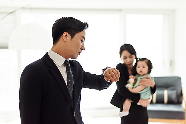 포토 JPG 응시 여자 남자 딸 인형 거실 가족 안기 엄마 전등 실내 서기 사람 정장 상반신 성인 앞모습 옆모습 세명 30대 소파 한국인 육아 아기 잡기 아빠 손목시계 핵가족 출근 워킹맘 육아라이프 맞벌이 국내포토 라이프스타일 시선 옷 뷰포인트 시계 의자 장신구 관계 모션 조명 동양인 내부 장년 비즈니스우먼 출퇴근 파일형식