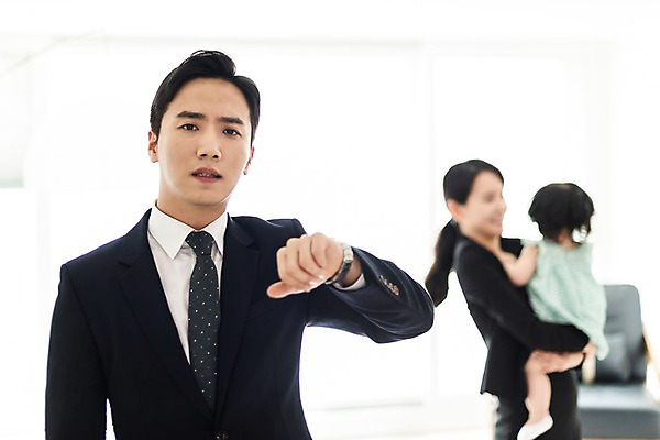 포토 JPG 응시 여자 남자 딸 거실 가족 안기 엄마 실내 서기 미소 사람 정장 상반신 성인 앞모습 옆모습 세명 30대 소파 한국인 육아 아기 아빠 손목시계 핵가족 출근 워킹맘 육아라이프 곤란 맞벌이 국내포토 라이프스타일 시선 옷 뷰포인트 시계 의자 장신구 관계 모션 표정 동양인 내부 장년 비즈니스우먼 출퇴근 파일형식