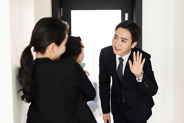 포토 JPG 응시 여자 남자 딸 가족 안기 엄마 실내 서기 미소 사람 정장 상반신 성인 앞모습 뒷모습 세명 30대 손들기 문 한국인 육아 아기 인사 아빠 핵가족 출근 워킹맘 육아라이프 맞벌이 국내포토 라이프스타일 시선 옷 뷰포인트 관계 모션 표정 동양인 내부 장년 예절 비즈니스우먼 출퇴근 파일형식