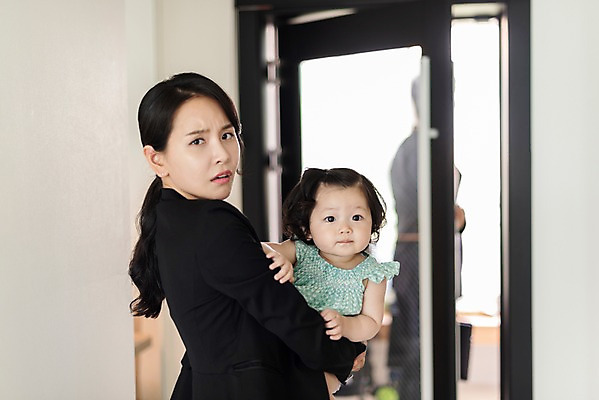 포토 JPG 응시 여자 남자 딸 서류가방 가족 안기 엄마 실내 서기 사람 정장 상반신 성인 옆모습 세명 30대 문 한국인 육아 아기 찡그림 아빠 지각 핵가족 출근 워킹맘 육아라이프 곤란 맞벌이 힘듦 국내포토 라이프스타일 시선 옷 뷰포인트 컨셉 가방 관계 모션 표정 동양인 내부 장년 비즈니스우먼 출퇴근 파일형식