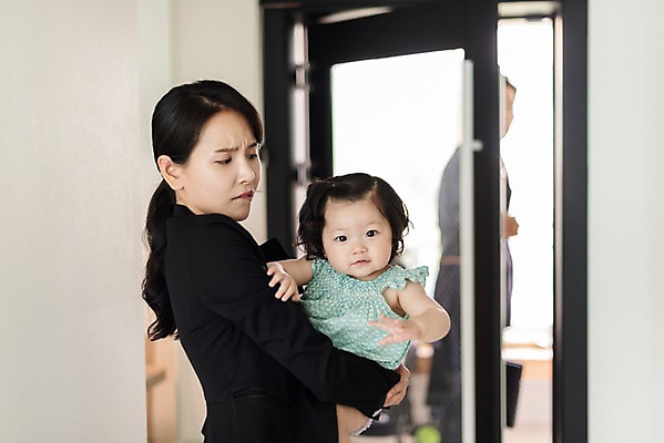 포토 JPG 응시 여자 남자 딸 서류가방 가족 안기 엄마 실내 서기 들기 사람 정장 상반신 성인 옆모습 세명 30대 문 한국인 육아 아기 찡그림 아빠 지각 핵가족 출근 워킹맘 육아라이프 곤란 맞벌이 국내포토 라이프스타일 시선 옷 뷰포인트 가방 관계 모션 표정 동양인 내부 장년 비즈니스우먼 출퇴근 파일형식