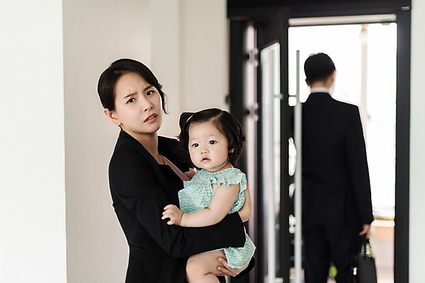 포토 JPG 응시 여자 남자 딸 서류가방 가족 안기 엄마 실내 서기 들기 사람 정장 상반신 성인 옆모습 뒷모습 세명 30대 문 한국인 육아 아기 찡그림 아빠 지각 핵가족 출근 워킹맘 육아라이프 곤란 맞벌이 국내포토 라이프스타일 시선 옷 뷰포인트 가방 관계 모션 표정 동양인 내부 장년 비즈니스우먼 출퇴근 파일형식