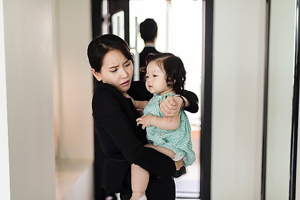 포토 JPG 응시 여자 남자 딸 가족 안기 엄마 실내 사람 정장 상반신 성인 옆모습 뒷모습 세명 30대 문 한국인 육아 아기 찡그림 아빠 지각 손목시계 핵가족 출근 워킹맘 육아라이프 곤란 맞벌이 국내포토 라이프스타일 시선 옷 뷰포인트 시계 장신구 관계 모션 표정 동양인 내부 장년 비즈니스우먼 출퇴근 파일형식