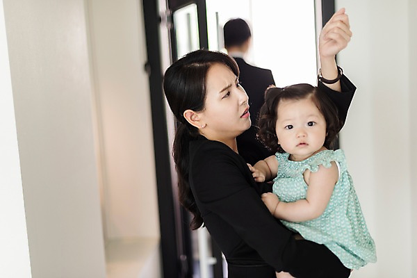 포토 JPG 응시 여자 남자 딸 가족 엄마 실내 사람 정장 상반신 성인 옆모습 뒷모습 세명 30대 문 한국인 육아 아기 찡그림 아빠 지각 손목시계 핵가족 출근 워킹맘 육아라이프 곤란 맞벌이 국내포토 라이프스타일 시선 옷 뷰포인트 시계 장신구 관계 표정 동양인 내부 장년 비즈니스우먼 출퇴근 파일형식