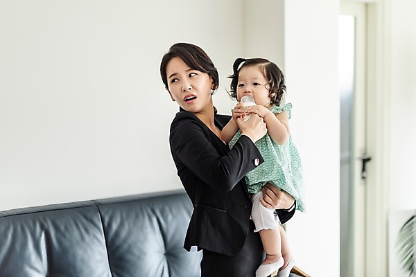 포토 JPG 응시 여자 거실 가족 안기 모녀 실내 서기 사람 정장 상반신 성인 두명 옆모습 30대 소파 한국인 육아 아기 찡그림 젖병 지각 주부 출근 워킹맘 육아라이프 곤란 물기포 여자만 싱글맘 국내포토 라이프스타일 시선 옷 딸 뷰포인트 의자 관계 모션 엄마 표정 동양인 내부 장년 아기용품 비즈니스우먼 출퇴근 파일형식