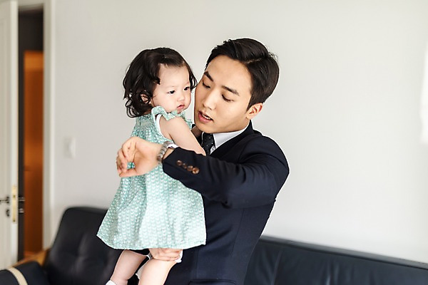 포토 JPG 응시 여자 남자 딸 가족 안기 실내 서기 사람 정장 상반신 성인 두명 옆모습 30대 소파 한국인 육아 아기 아빠 지각 손목시계 출근 육아라이프 곤란 부녀 육아대디 싱글대디 한부모가족 국내포토 라이프스타일 시선 옷 뷰포인트 시계 의자 장신구 관계 모션 동양인 내부 장년 출퇴근 파일형식