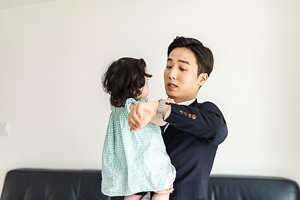 포토 JPG 응시 여자 남자 딸 가족 안기 실내 서기 사람 정장 상반신 성인 두명 옆모습 뒷모습 30대 소파 한국인 육아 아기 아빠 지각 손목시계 출근 육아라이프 곤란 부녀 육아대디 싱글대디 한부모가족 국내포토 라이프스타일 시선 옷 뷰포인트 시계 의자 장신구 관계 모션 동양인 내부 장년 출퇴근 파일형식