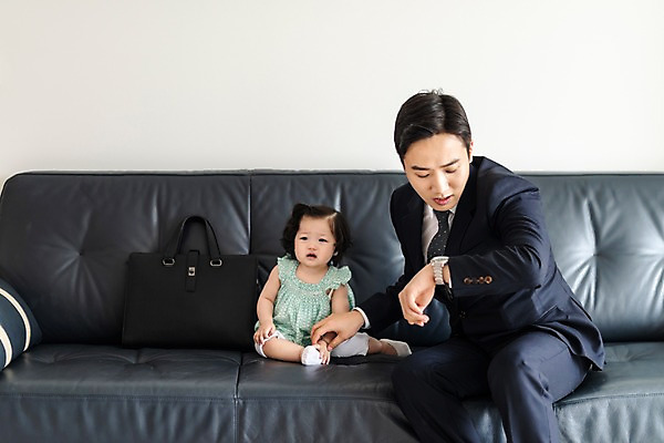 포토 JPG 응시 여자 남자 딸 서류가방 가족 실내 사람 앉기 정장 상반신 성인 두명 앞모습 30대 소파 한국인 육아 아기 잡기 찡그림 아빠 지각 손목시계 출근 육아라이프 곤란 부녀 육아대디 싱글대디 한부모가족 국내포토 라이프스타일 시선 옷 뷰포인트 시계 의자 가방 장신구 관계 모션 표정 동양인 내부 장년 출퇴근 파일형식