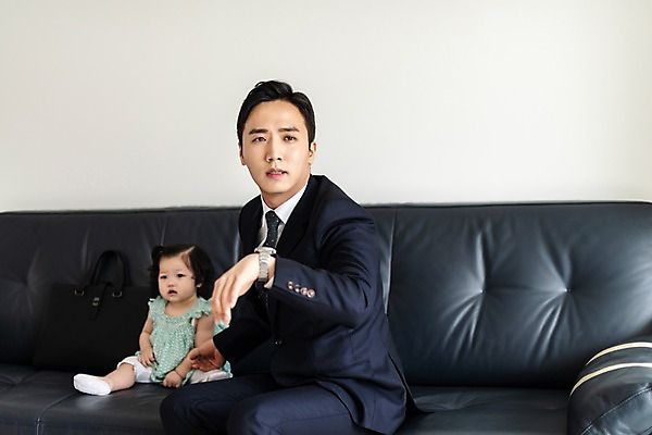 포토 JPG 응시 여자 남자 딸 가족 실내 사람 앉기 정장 상반신 성인 두명 앞모습 옆모습 30대 소파 손들기 한국인 육아 아기 아빠 지각 손목시계 출근 육아라이프 곤란 부녀 육아대디 싱글대디 한부모가족 국내포토 라이프스타일 시선 옷 뷰포인트 시계 의자 장신구 관계 모션 동양인 내부 장년 출퇴근 파일형식