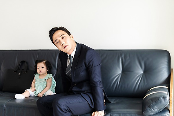 포토 JPG 응시 여자 남자 딸 가족 실내 사람 앉기 정장 상반신 성인 두명 앞모습 옆모습 30대 소파 한국인 육아 아기 아빠 출근 육아라이프 곤란 부녀 육아대디 싱글대디 한부모가족 국내포토 라이프스타일 시선 옷 뷰포인트 의자 관계 모션 동양인 내부 장년 출퇴근 파일형식