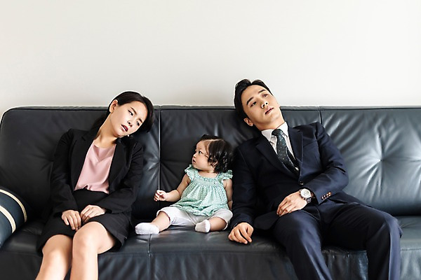 포토 JPG 응시 여자 남자 딸 가족 엄마 실내 피곤 사람 앉기 정장 상반신 성인 앞모습 세명 30대 소파 마주보기 한국인 육아 아기 아빠 핵가족 출근 워킹맘 육아라이프 맞벌이 힘듦 국내포토 라이프스타일 시선 옷 뷰포인트 컨셉 의자 관계 모션 동양인 내부 장년 비즈니스우먼 출퇴근 파일형식
