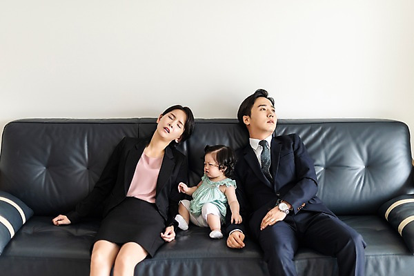 포토 JPG 응시 여자 남자 딸 가족 엄마 실내 피곤 사람 앉기 정장 상반신 성인 앞모습 세명 30대 소파 한국인 육아 아기 찡그림 아빠 핵가족 출근 워킹맘 육아라이프 맞벌이 힘듦 국내포토 라이프스타일 시선 옷 뷰포인트 컨셉 의자 관계 모션 표정 동양인 내부 장년 비즈니스우먼 출퇴근 파일형식