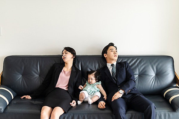 포토 JPG 응시 여자 남자 딸 가족 엄마 실내 피곤 사람 앉기 정장 상반신 성인 앞모습 세명 30대 소파 한국인 육아 아기 아빠 핵가족 출근 워킹맘 육아라이프 맞벌이 힘듦 국내포토 라이프스타일 시선 옷 뷰포인트 컨셉 의자 관계 모션 동양인 내부 장년 비즈니스우먼 출퇴근 파일형식