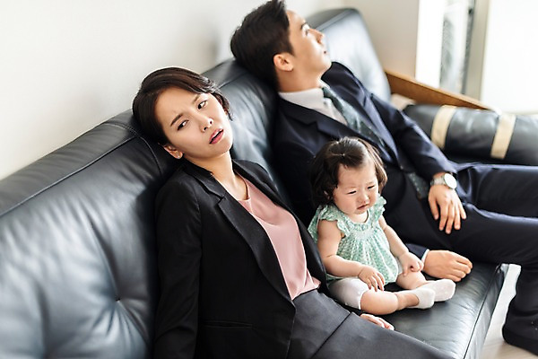 포토 JPG 응시 여자 남자 딸 가족 엄마 실내 피곤 사람 앉기 정장 상반신 성인 옆모습 세명 30대 소파 한국인 육아 아기 찡그림 아빠 핵가족 출근 워킹맘 육아라이프 맞벌이 힘듦 국내포토 라이프스타일 시선 옷 뷰포인트 컨셉 의자 관계 모션 표정 동양인 내부 장년 비즈니스우먼 출퇴근 파일형식