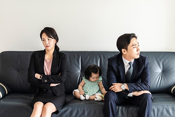 포토 JPG 응시 여자 남자 딸 인형 가족 엄마 실내 사람 앉기 정장 상반신 성인 앞모습 세명 30대 소파 팔짱 한국인 육아 분노 아기 아빠 외면 핵가족 출근 싸움 워킹맘 육아라이프 맞벌이 국내포토 라이프스타일 시선 옷 감정 뷰포인트 의자 관계 모션 동양인 내부 장년 비즈니스우먼 출퇴근 파일형식