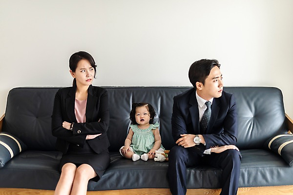 포토 JPG 응시 여자 남자 딸 인형 가족 엄마 실내 사람 앉기 정장 상반신 성인 앞모습 세명 30대 소파 팔짱 한국인 육아 분노 아기 찡그림 아빠 외면 핵가족 출근 워킹맘 육아라이프 맞벌이 국내포토 라이프스타일 시선 옷 감정 뷰포인트 의자 관계 모션 표정 동양인 내부 장년 비즈니스우먼 출퇴근 파일형식