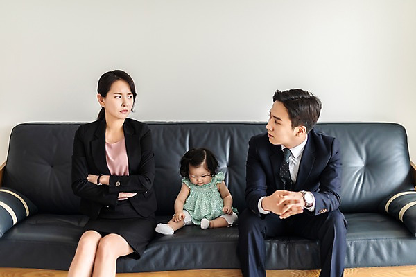 포토 JPG 응시 여자 남자 딸 가족 엄마 실내 사람 앉기 정장 상반신 성인 앞모습 세명 30대 소파 마주보기 팔짱 한국인 육아 분노 아기 찡그림 아빠 핵가족 출근 워킹맘 육아라이프 맞벌이 국내포토 라이프스타일 시선 옷 감정 뷰포인트 의자 관계 모션 표정 동양인 내부 장년 비즈니스우먼 출퇴근 파일형식