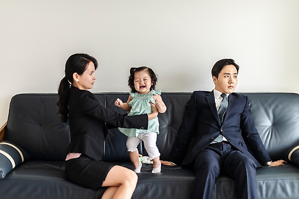 포토 JPG 응시 여자 남자 딸 가족 안기 엄마 실내 사람 앉기 정장 상반신 성인 앞모습 옆모습 세명 30대 소파 한국인 육아 아기 찡그림 아빠 울음 외면 핵가족 주기 출근 워킹맘 육아라이프 맞벌이 국내포토 라이프스타일 시선 옷 뷰포인트 의자 관계 모션 표정 동양인 내부 장년 비즈니스우먼 출퇴근 파일형식
