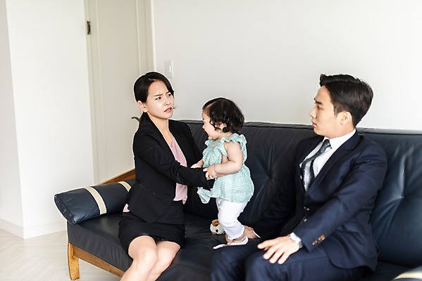 포토 JPG 응시 여자 남자 딸 가족 안기 엄마 실내 사람 앉기 정장 상반신 성인 앞모습 옆모습 세명 30대 소파 마주보기 한국인 육아 아기 찡그림 아빠 핵가족 주기 출근 워킹맘 육아라이프 맞벌이 국내포토 라이프스타일 시선 옷 뷰포인트 의자 관계 모션 표정 동양인 내부 장년 비즈니스우먼 출퇴근 파일형식