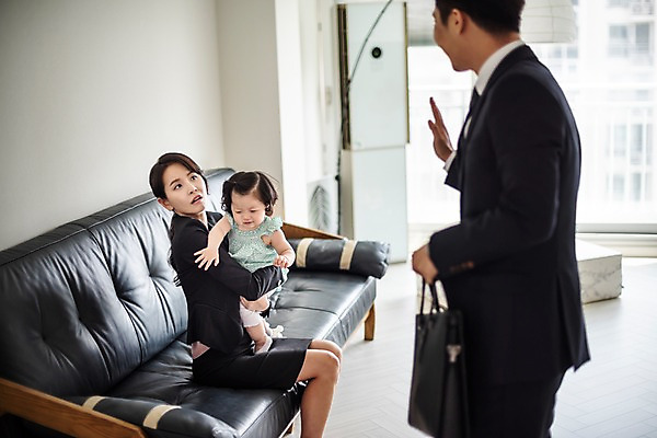 포토 JPG 응시 여자 남자 딸 서류가방 가족 안기 엄마 실내 서기 들기 사람 앉기 정장 상반신 성인 옆모습 세명 30대 소파 놀람 한국인 육아 아기 인사 아빠 핵가족 출근 워킹맘 육아라이프 맞벌이 국내포토 라이프스타일 시선 옷 감정 뷰포인트 의자 가방 관계 모션 표정 동양인 내부 장년 예절 비즈니스우먼 출퇴근 파일형식
