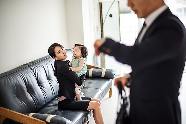 포토 JPG 응시 여자 남자 딸 서류가방 가족 안기 엄마 실내 서기 들기 사람 앉기 정장 상반신 성인 옆모습 세명 30대 소파 한국인 육아 아기 찡그림 아빠 손목시계 핵가족 출근 워킹맘 육아라이프 맞벌이 국내포토 라이프스타일 시선 옷 뷰포인트 시계 의자 가방 장신구 관계 모션 표정 동양인 내부 장년 비즈니스우먼 출퇴근 파일형식