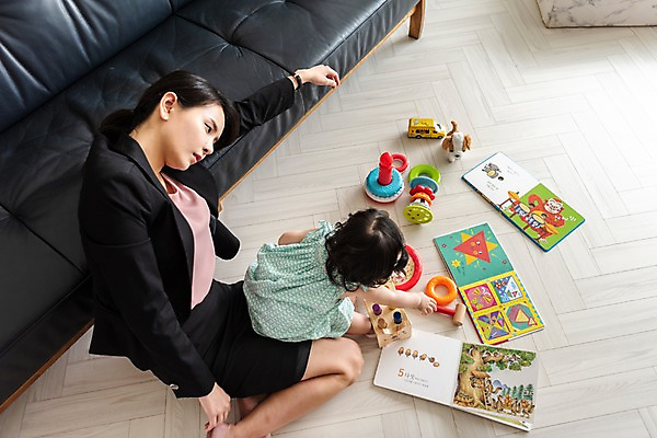 포토 JPG 전신 응시 여자 거실 가족 안기 모녀 실내 피곤 사람 앉기 정장 성인 두명 옆모습 책 30대 소파 장난감 기댐 한국인 육아 아기 잡기 주부 퇴근 워킹맘 육아라이프 놀기 힘듦 여자만 싱글맘 국내포토 라이프스타일 시선 옷 딸 뷰포인트 컨셉 의자 관계 모션 엄마 동양인 내부 장년 비즈니스우먼 출퇴근 파일형식