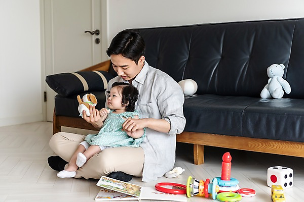 포토 JPG 전신 응시 여자 남자 딸 인형 거실 가족 안기 실내 미소 사람 앉기 성인 두명 옆모습 책 30대 소파 장난감 한국인 육아 아기 잡기 아빠 육아라이프 놀기 부녀 남성육아휴직 육아대디 싱글대디 한부모가족 국내포토 라이프스타일 시선 뷰포인트 의자 관계 모션 표정 동양인 내부 장년 파일형식 육아휴직