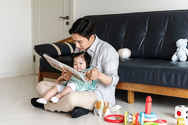 포토 JPG 전신 응시 여자 남자 딸 인형 거실 가족 안기 실내 사람 앉기 성인 두명 옆모습 책 30대 소파 장난감 독서 한국인 육아 아기 잡기 아빠 육아라이프 놀기 부녀 남성육아휴직 육아대디 싱글대디 한부모가족 국내포토 라이프스타일 시선 뷰포인트 의자 관계 모션 동양인 내부 장년 파일형식 육아휴직