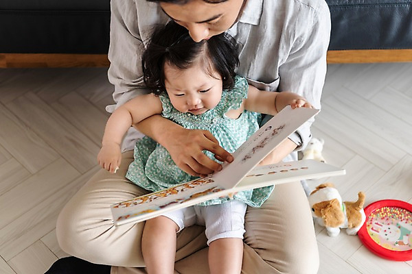 포토 JPG 전신 응시 여자 남자 딸 인형 거실 가족 안기 실내 미소 사람 앉기 상반신 성인 두명 앞모습 책 30대 소파 장난감 독서 한국인 육아 아기 아빠 육아라이프 놀기 부녀 남성육아휴직 육아대디 싱글대디 한부모가족 국내포토 라이프스타일 시선 뷰포인트 의자 관계 모션 표정 동양인 내부 장년 파일형식 육아휴직