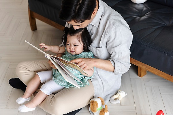 포토 JPG 전신 여자 남자 딸 인형 거실 가족 안기 실내 사람 앉기 성인 두명 옆모습 책 30대 소파 독서 손들기 기댐 한국인 육아 가리킴 아기 찡그림 아빠 육아라이프 부녀 남성육아휴직 육아대디 싱글대디 한부모가족 국내포토 라이프스타일 뷰포인트 의자 관계 모션 표정 동양인 손짓 내부 장년 파일형식 육아휴직