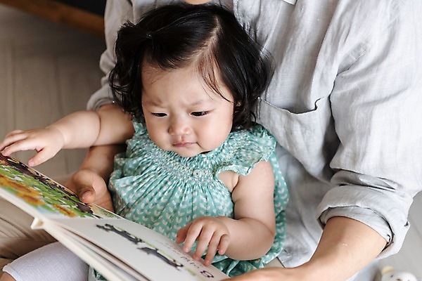 포토 JPG 응시 여자 남자 딸 가족 안기 실내 사람 앉기 근접촬영 상반신 성인 두명 앞모습 책 30대 독서 한국인 육아 아기 찡그림 아빠 육아라이프 부녀 남성육아휴직 육아대디 싱글대디 한부모가족 국내포토 라이프스타일 시선 뷰포인트 관계 모션 표정 동양인 내부 장년 파일형식 육아휴직
