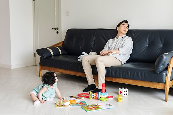 포토 JPG 전신 응시 여자 남자 딸 인형 거실 가족 실내 피곤 사람 앉기 성인 두명 앞모습 옆모습 책 30대 소파 장난감 한국인 육아 아기 아빠 졸음 육아라이프 놀기 힘듦 부녀 남성육아휴직 육아대디 싱글대디 한부모가족 국내포토 라이프스타일 시선 감정 뷰포인트 컨셉 의자 관계 모션 동양인 내부 장년 파일형식 육아휴직