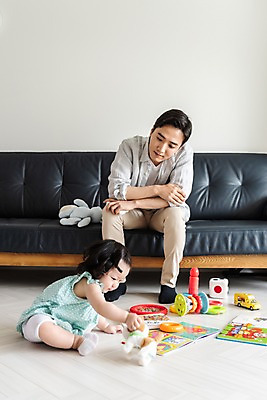 포토 JPG 전신 응시 여자 남자 딸 인형 거실 가족 실내 미소 사람 앉기 성인 두명 앞모습 옆모습 책 30대 소파 장난감 한국인 육아 아기 잡기 아빠 육아라이프 놀기 부녀 남성육아휴직 육아대디 싱글대디 한부모가족 국내포토 라이프스타일 시선 뷰포인트 의자 관계 모션 표정 동양인 내부 장년 파일형식 육아휴직