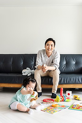 포토 JPG 전신 응시 여자 남자 딸 인형 거실 가족 실내 미소 들기 사람 앉기 성인 두명 앞모습 옆모습 책 30대 소파 장난감 한국인 육아 아기 아빠 육아라이프 놀기 부녀 남성육아휴직 육아대디 싱글대디 한부모가족 국내포토 라이프스타일 시선 뷰포인트 의자 관계 모션 표정 동양인 내부 장년 파일형식 육아휴직