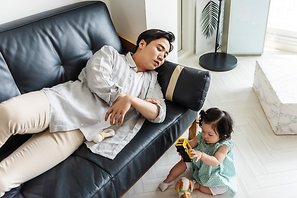 포토 JPG 전신 응시 여자 남자 딸 인형 거실 가족 전등 실내 피곤 들기 사람 앉기 상반신 성인 두명 앞모습 30대 소파 눕기 장난감 한국인 육아 아기 아빠 육아라이프 놀기 힘듦 부녀 남성육아휴직 육아대디 싱글대디 한부모가족 국내포토 라이프스타일 시선 뷰포인트 컨셉 의자 관계 모션 조명 동양인 내부 장년 파일형식 육아휴직
