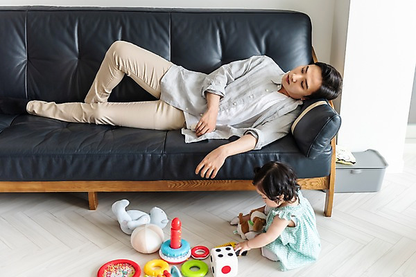 포토 JPG 전신 여자 남자 딸 인형 거실 가족 실내 사람 앉기 성인 두명 옆모습 30대 소파 눕기 장난감 만지기 한국인 육아 아기 아빠 졸음 육아라이프 놀기 힘듦 부녀 남성육아휴직 육아대디 싱글대디 한부모가족 국내포토 라이프스타일 감정 뷰포인트 컨셉 의자 관계 모션 동양인 내부 장년 파일형식 육아휴직