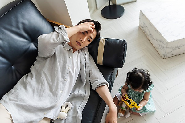 포토 JPG 응시 여자 남자 딸 거실 가족 실내 피곤 들기 사람 앉기 상반신 성인 두명 앞모습 30대 소파 하이앵글 눕기 장난감 만지기 한국인 육아 아기 아빠 육아라이프 놀기 힘듦 부녀 남성육아휴직 육아대디 싱글대디 한부모가족 국내포토 라이프스타일 시선 뷰포인트 컨셉 의자 관계 모션 동양인 내부 장년 파일형식 육아휴직