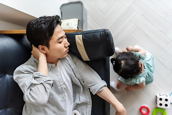 포토 JPG 전신 여자 남자 딸 거실 가족 실내 피곤 사람 앉기 상반신 성인 두명 옆모습 30대 소파 하이앵글 눕기 장난감 눈감음 한국인 육아 아기 아빠 육아라이프 놀기 목통증 힘듦 부녀 남성육아휴직 육아대디 싱글대디 한부모가족 국내포토 라이프스타일 뷰포인트 컨셉 의자 관계 모션 동양인 내부 장년 고통 파일형식 육아휴직