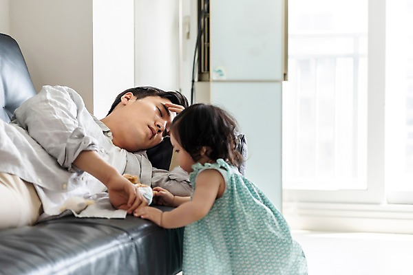 포토 JPG 여자 남자 딸 인형 거실 가족 실내 피곤 서기 사람 상반신 성인 두명 옆모습 30대 소파 눕기 눈감음 한국인 육아 아기 아빠 졸음 육아라이프 놀기 힘듦 부녀 남성육아휴직 육아대디 싱글대디 한부모가족 국내포토 라이프스타일 감정 뷰포인트 컨셉 의자 관계 모션 동양인 내부 장년 파일형식 육아휴직