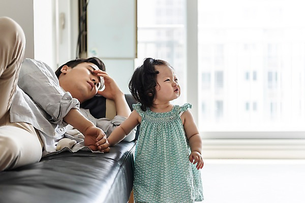 포토 JPG 응시 여자 남자 딸 거실 가족 실내 서기 미소 사람 상반신 성인 두명 앞모습 30대 소파 눕기 한국인 육아 아기 아빠 육아라이프 놀기 힘듦 부녀 남성육아휴직 육아대디 싱글대디 한부모가족 국내포토 라이프스타일 시선 뷰포인트 컨셉 의자 관계 모션 표정 동양인 내부 장년 파일형식 육아휴직