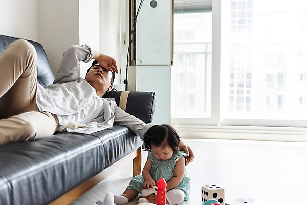 포토 JPG 응시 여자 남자 딸 인형 거실 가족 실내 피곤 사람 앉기 상반신 성인 두명 앞모습 30대 소파 눕기 장난감 눈감음 만지기 한국인 육아 아기 아빠 육아라이프 놀기 힘듦 부녀 남성육아휴직 육아대디 싱글대디 한부모가족 국내포토 라이프스타일 시선 뷰포인트 컨셉 의자 관계 모션 동양인 내부 장년 파일형식 육아휴직