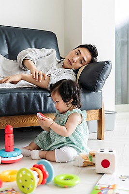 포토 JPG 전신 응시 여자 남자 딸 거실 가족 실내 피곤 사람 앉기 상반신 성인 두명 옆모습 책 30대 소파 눕기 장난감 한국인 육아 아기 아빠 육아라이프 놀기 힘듦 부녀 남성육아휴직 육아대디 싱글대디 한부모가족 국내포토 라이프스타일 시선 뷰포인트 컨셉 의자 관계 모션 동양인 내부 장년 파일형식 육아휴직