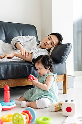 포토 JPG 전신 응시 여자 남자 딸 가족 실내 피곤 들기 사람 앉기 상반신 성인 두명 옆모습 책 30대 소파 눕기 장난감 한국인 육아 아기 잠 아빠 졸음 육아라이프 놀기 힘듦 부녀 남성육아휴직 육아대디 싱글대디 한부모가족 국내포토 라이프스타일 시선 감정 뷰포인트 컨셉 의자 관계 모션 동양인 내부 장년 파일형식 육아휴직